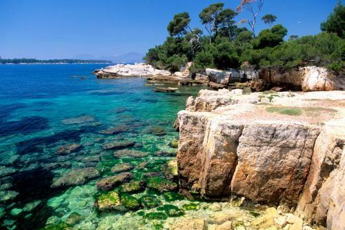 2 Bedroom Modern Apartment In Antibes With Sea View