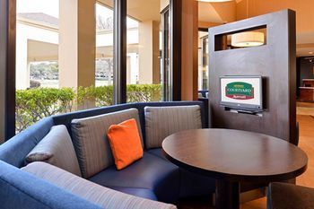 Hotel Courtyard By Marriott Dallas/lbj At Josey