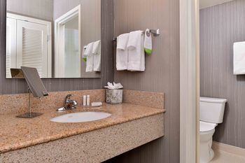 Hotel Courtyard By Marriott Dallas/lbj At Josey