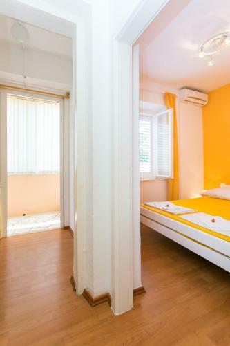 Hostal Yellow Room Guesthouse