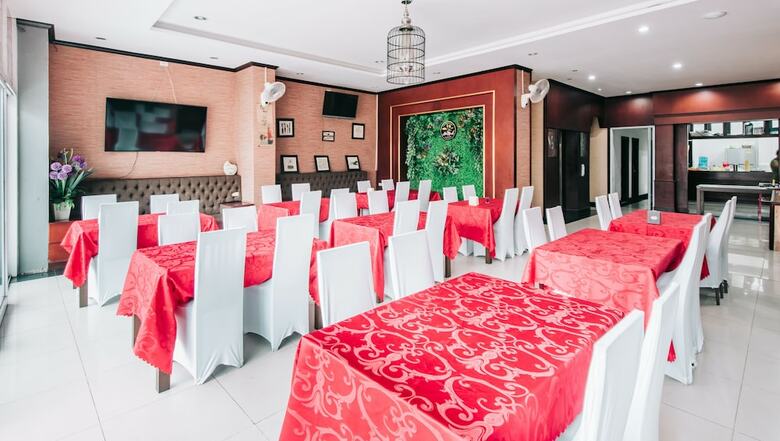 Hostal V Hotel