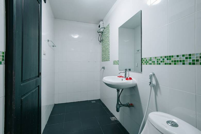 Hostal V Hotel