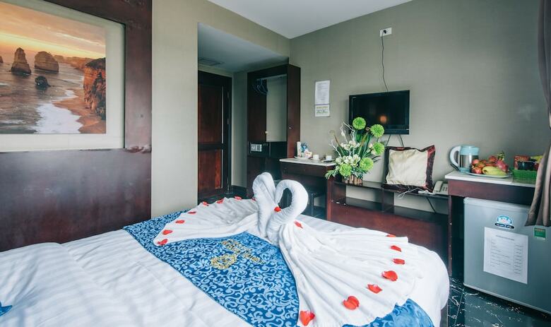 Hostal V Hotel
