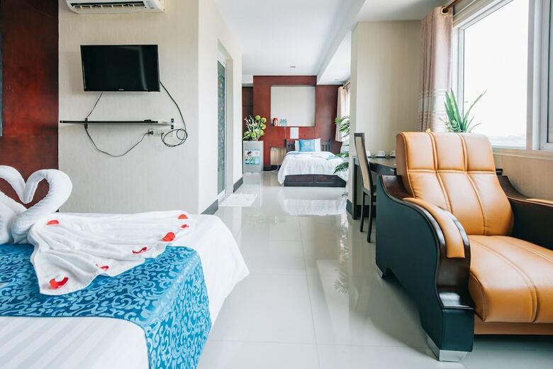 Hostal V Hotel