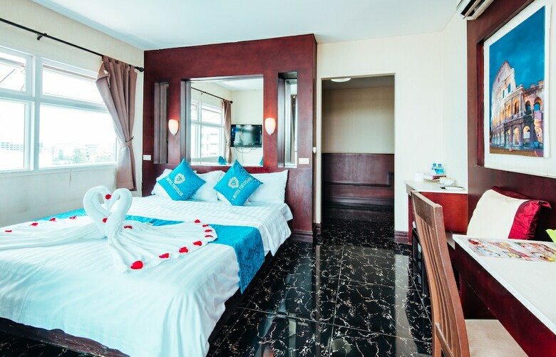 Hostal V Hotel
