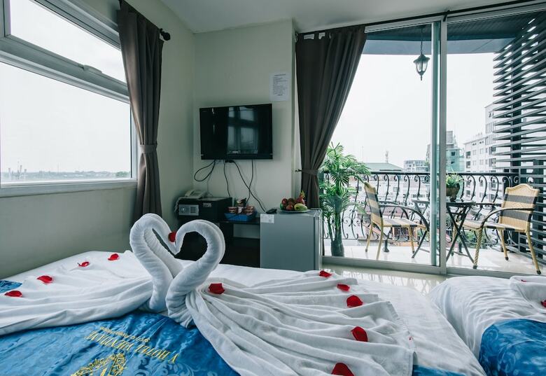 Hostal V Hotel