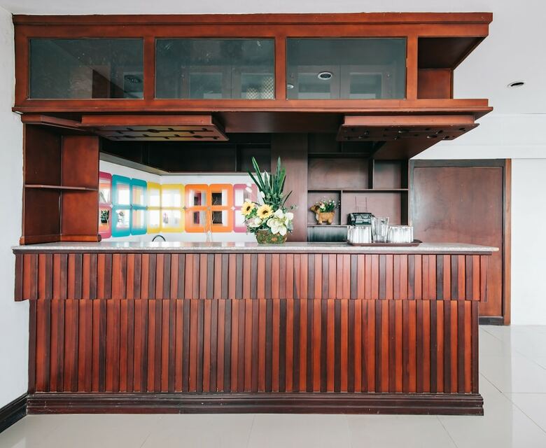 Hostal V Hotel