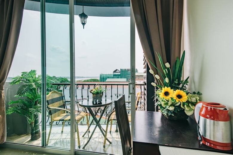Hostal V Hotel