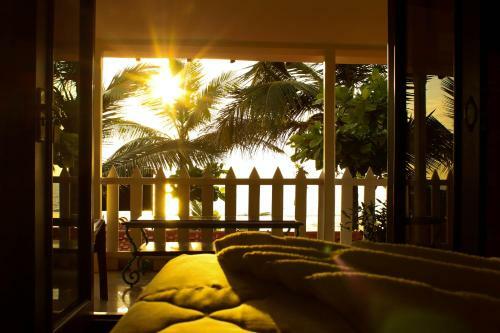 Hostal Pele's Windsong Wood Cottage On The Beach
