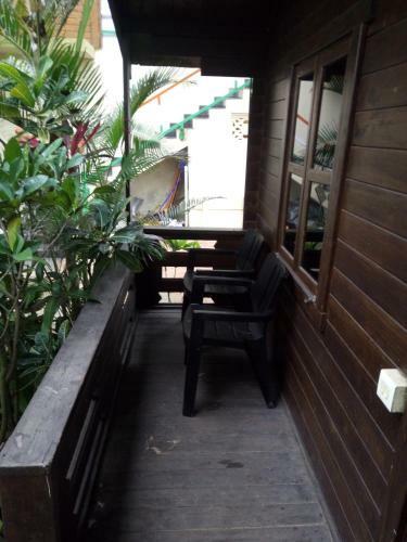 Hostal Pele's Windsong Wood Cottage On The Beach