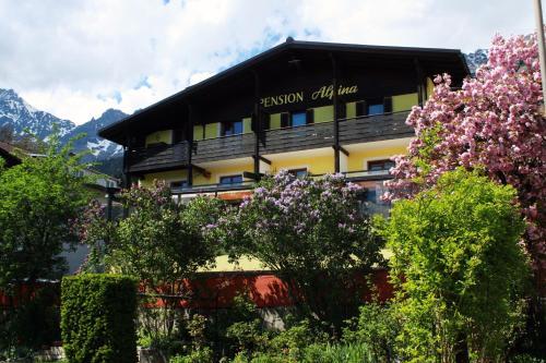 Hostal Caf� Pension Alpina