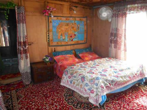 New Retreet Houseboat