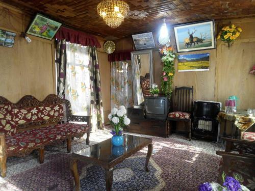 New Retreet Houseboat