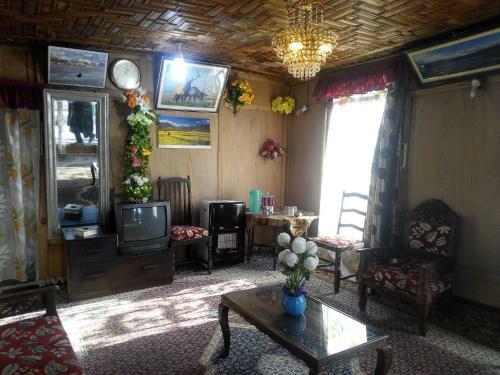 New Retreet Houseboat