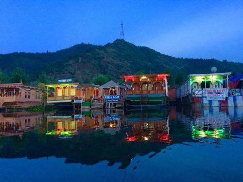 New Retreet Houseboat