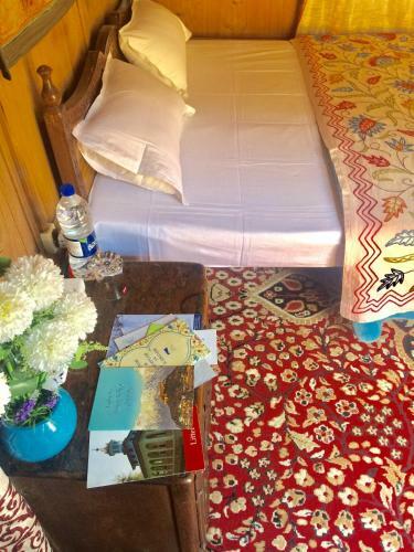 New Retreet Houseboat