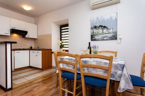 Two-bedroom Apartment Malinska Near Sea