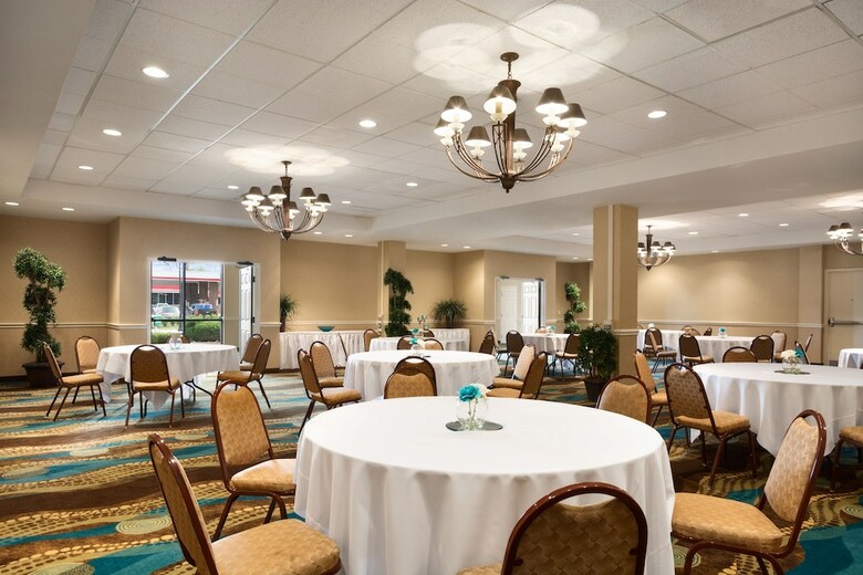 Hotel Wyndham Garden Wichita Downtown