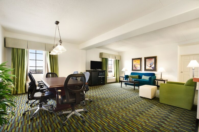 Hotel Wyndham Garden Wichita Downtown