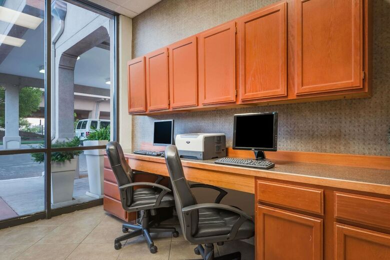 Hotel Wyndham Garden Wichita Downtown