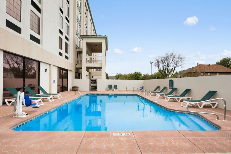 Hotel Wyndham Garden Wichita Downtown