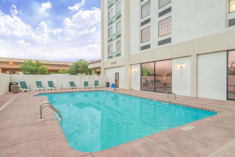 Hotel Wyndham Garden Wichita Downtown