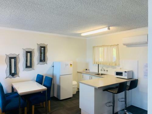 Zorba Waterfront Motel