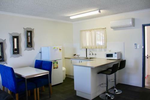 Zorba Waterfront Motel