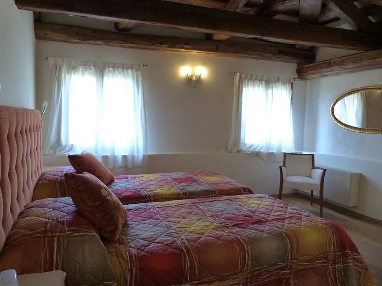 Hotel C� Zane Martin