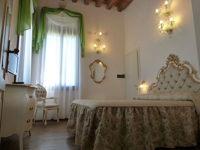 Hotel C� Zane Martin