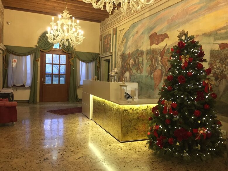 Hotel C� Zane Martin