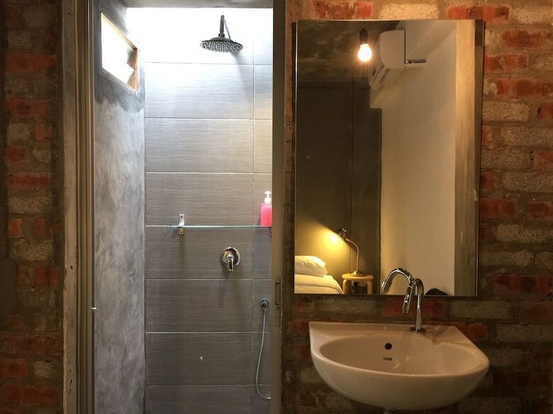 Hostal The Frame Guesthouse