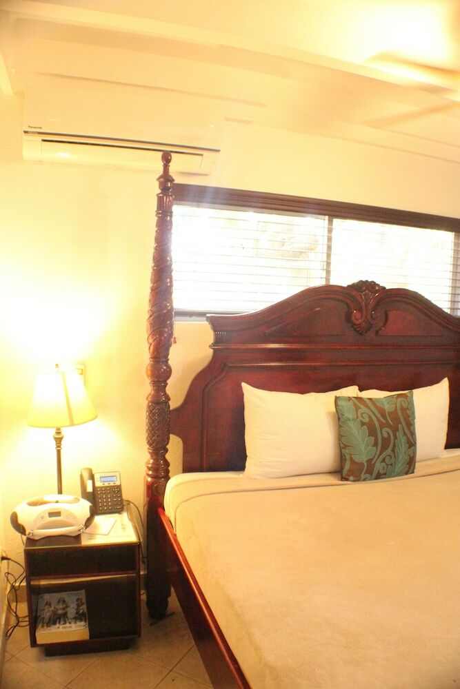 Altamont West Hotel