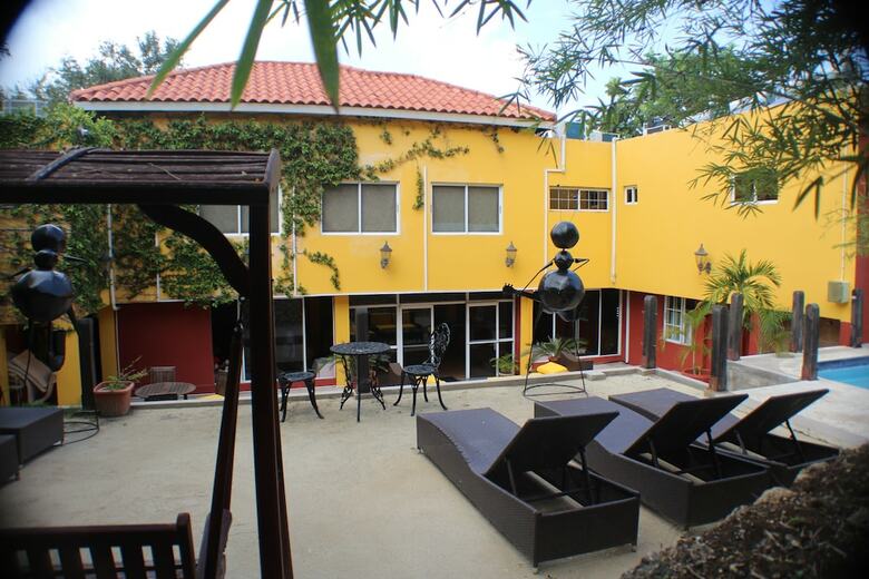 Altamont West Hotel