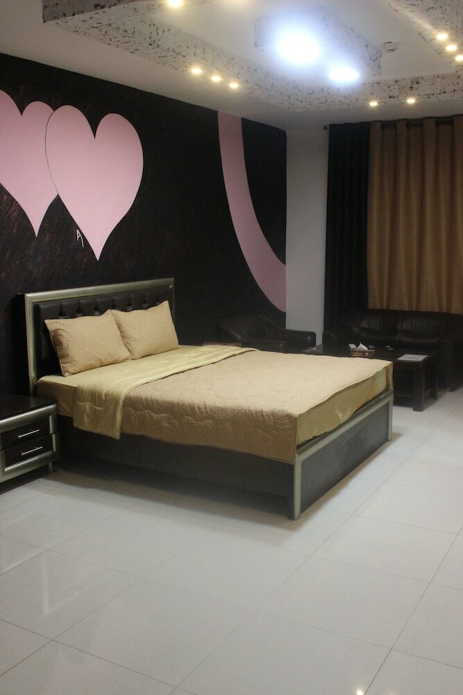 Sara Crown Hotel