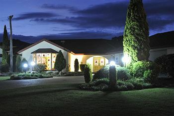 Mcnevins Warwick Motel