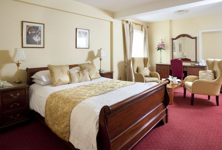 The Royal Hotel & Merrill Leisure Club