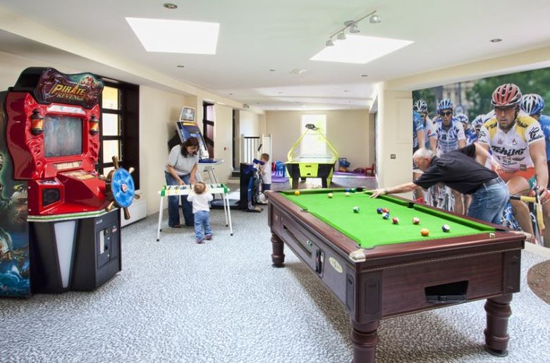 The Royal Hotel & Merrill Leisure Club