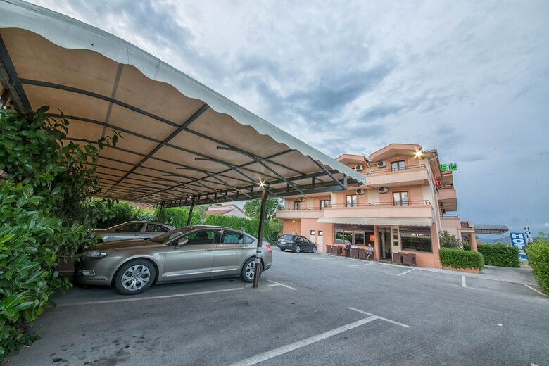 Hotel Holiday