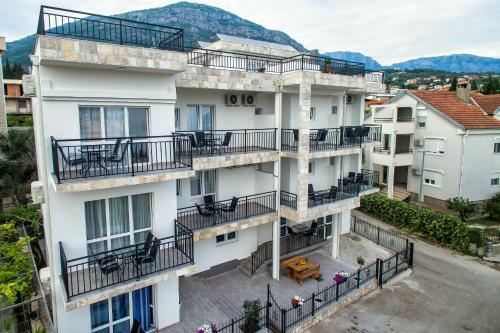 Apartments Sari?