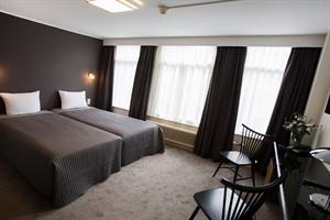 Quentin Golden Bear Hotel