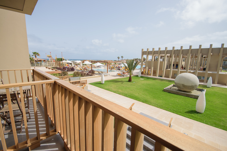 Hotel Oasis Salinas Sea