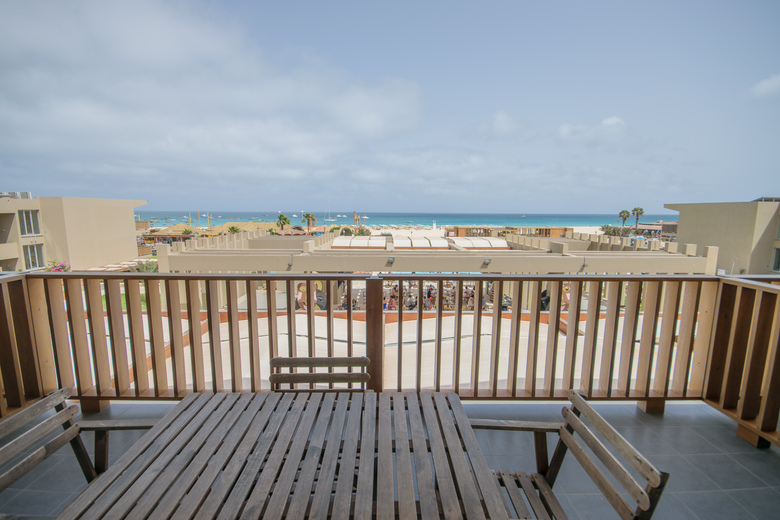 Hotel Oasis Salinas Sea
