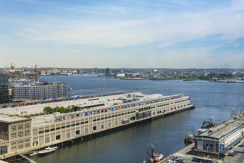 Hotel Renaissance Boston Waterfront