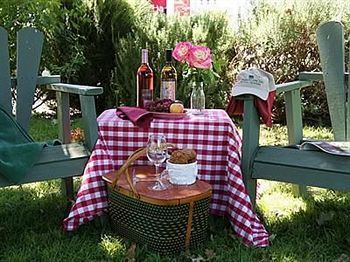 Posada Meadowlark Inn