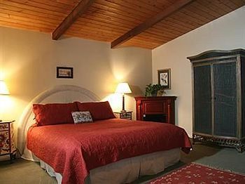 Posada Meadowlark Inn