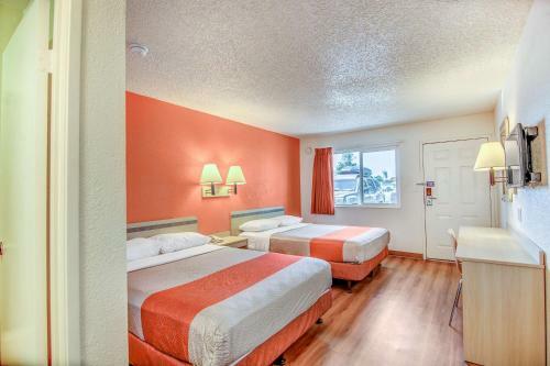 Motel 6 Stockton - Charter Way West
