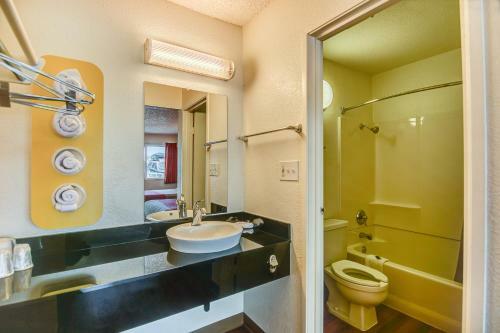 Motel 6 Stockton - Charter Way West