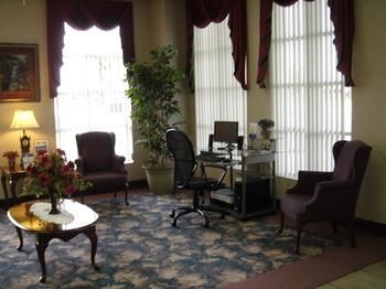 Hotel Marianna Inn & Suites