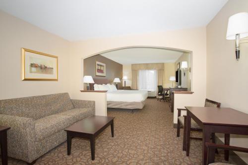 Holiday Inn Express Hotel & Suites Concordia